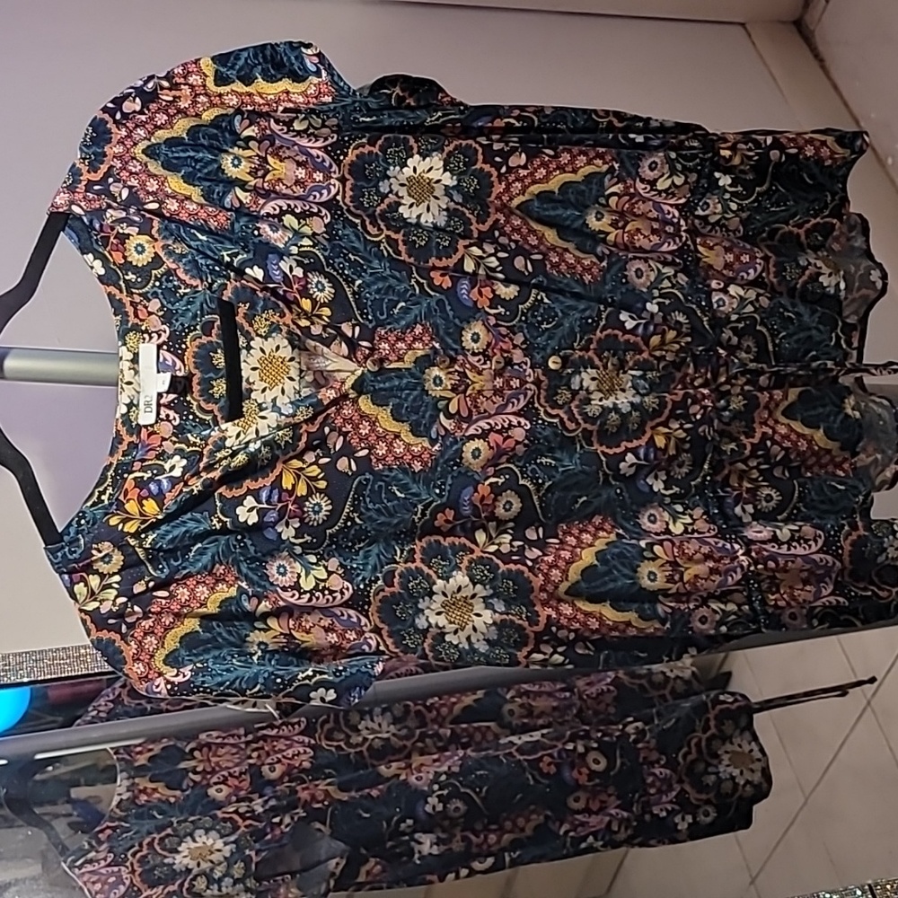 Beautiful DR2 blouse with string at the bottom to adjust
